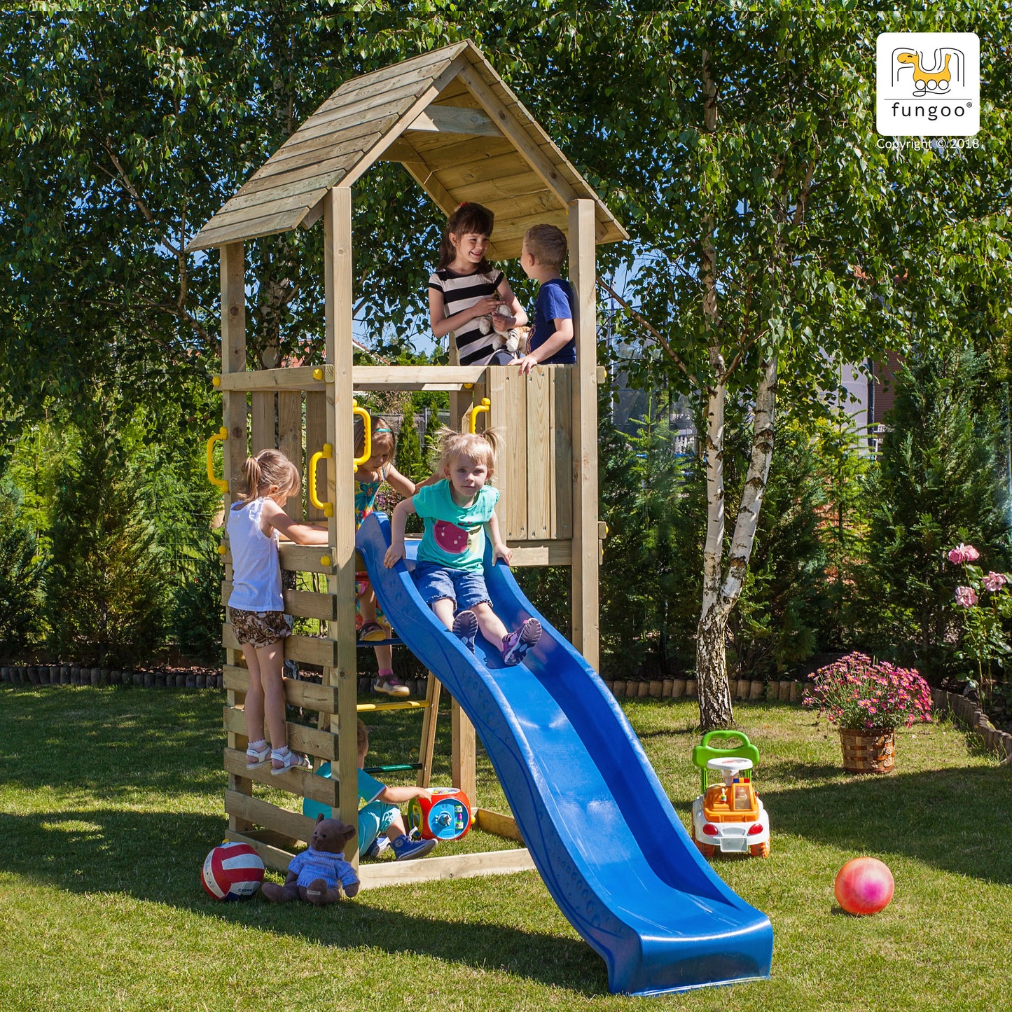 Fungoo Spielturm Carol 1 inkl. Rutsche, Holzdach und Leiter