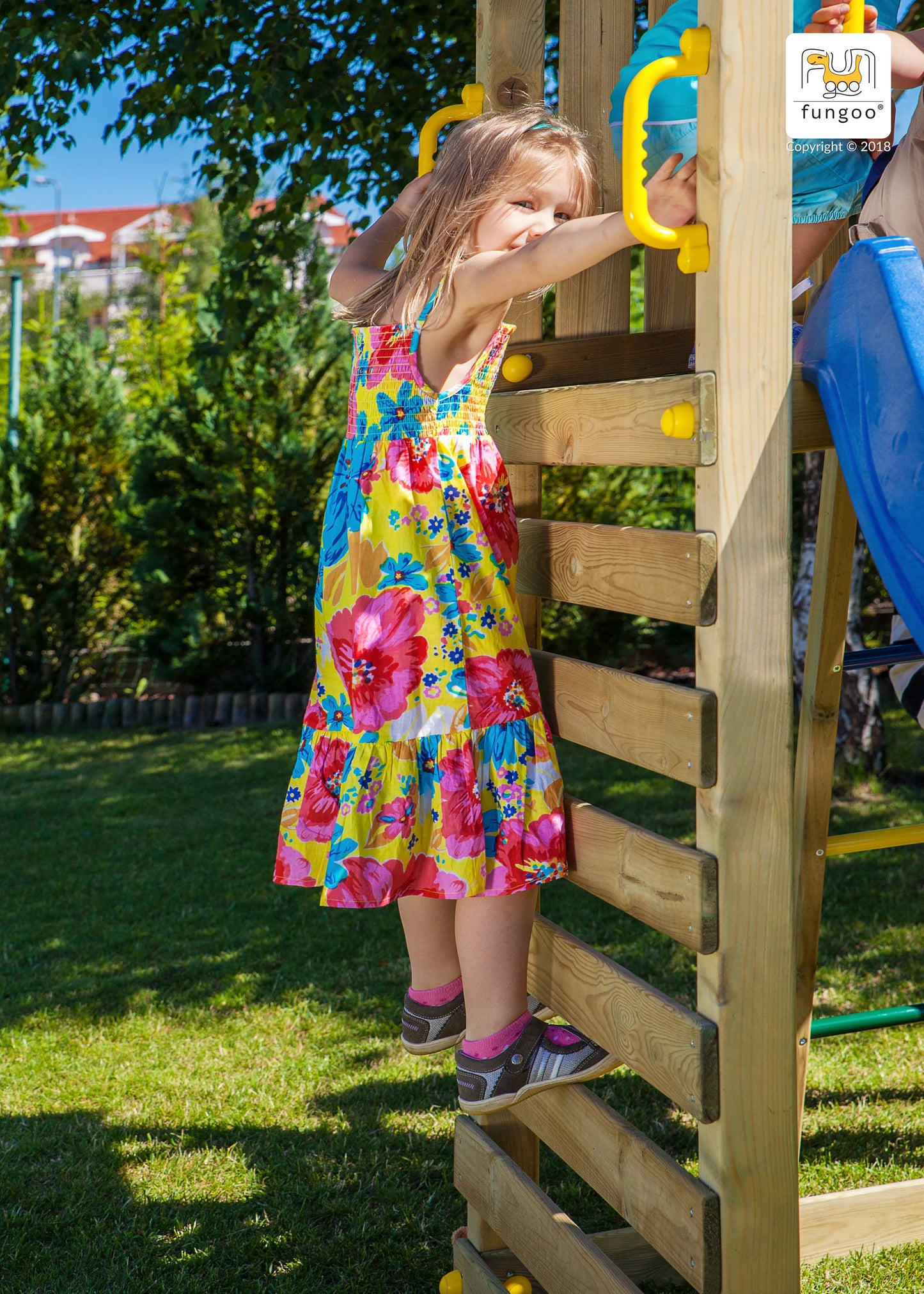Fungoo Spielturm Carol 1 inkl. Rutsche, Holzdach und Leiter