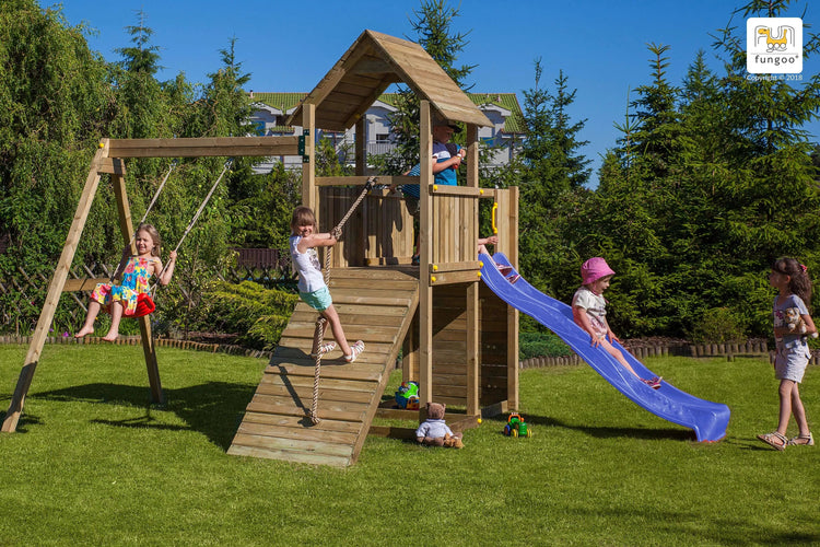 Fungoo Carol 3 Spielturm im Garten mit Rutsche und Schaukel