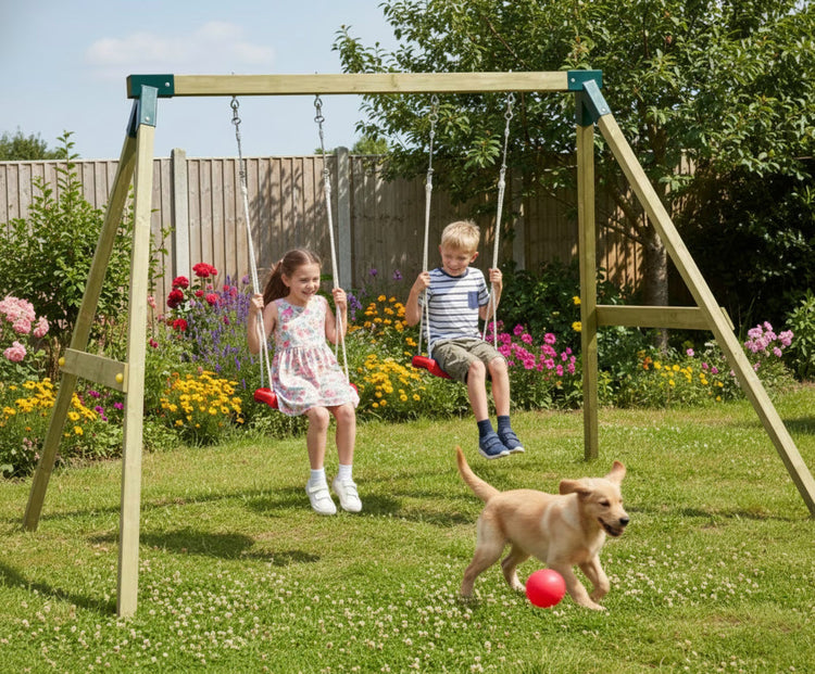 Kinder spielen gemeinsam auf einer Fungoo FLY Light Doppelschaukel im Garten