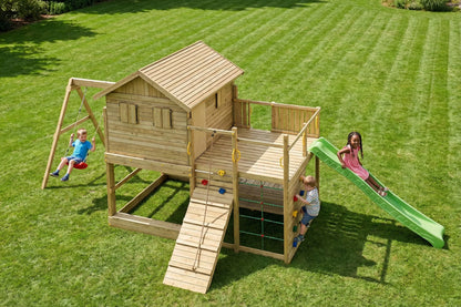 Fungoo Aloha Spielturm aus einer erhöhten Gartenperspektive.