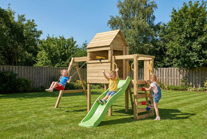 Kinder spielen am Fungoo Luomi Spielturm.