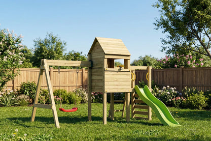 Fungoo Luomi Spielturm aus einer weiteren Gartenperspektive.