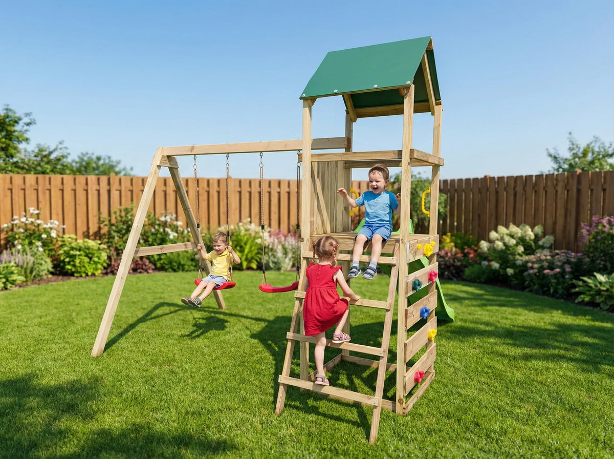 MaxPlay 2.1 Spielturm aus einer weiteren Gartenperspektive.