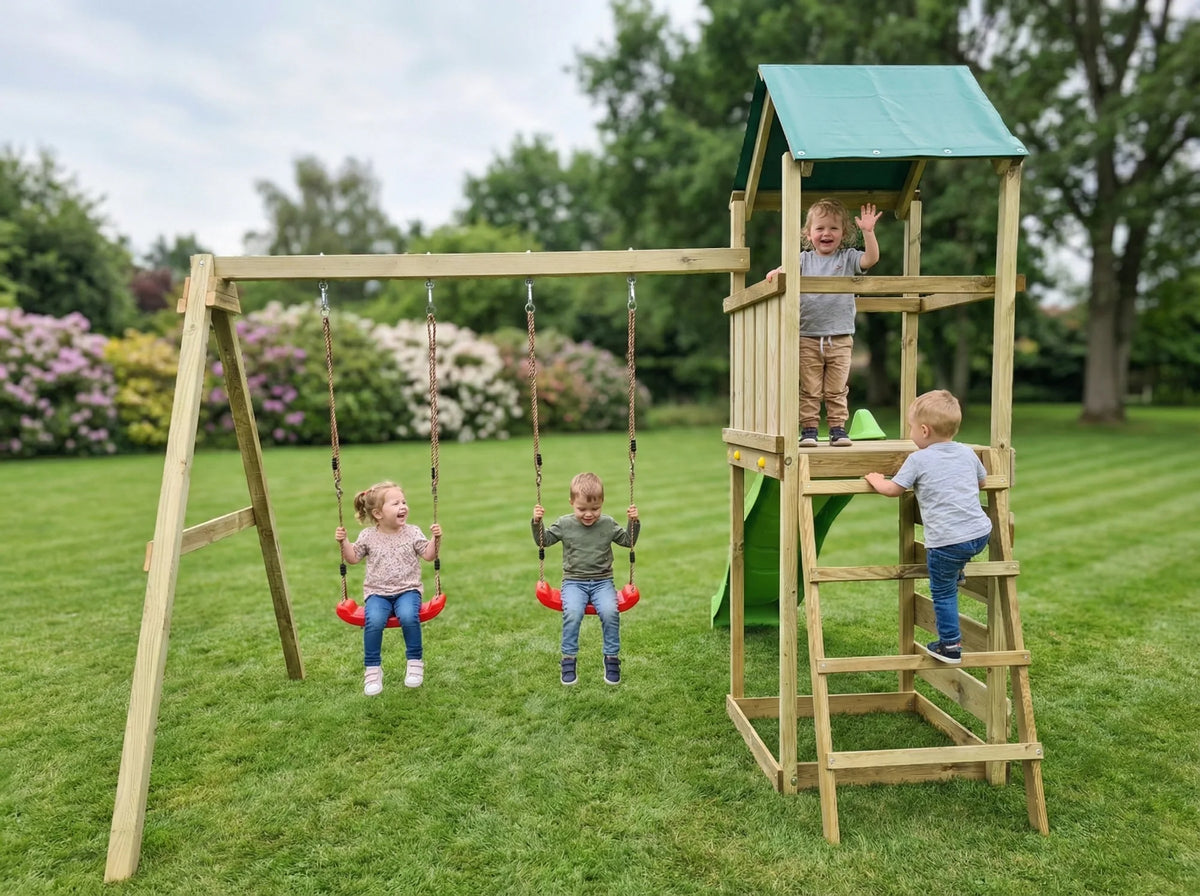 MaxPlay 2.1 Spielturm mit Rutsche aus seitlicher Perspektive.
