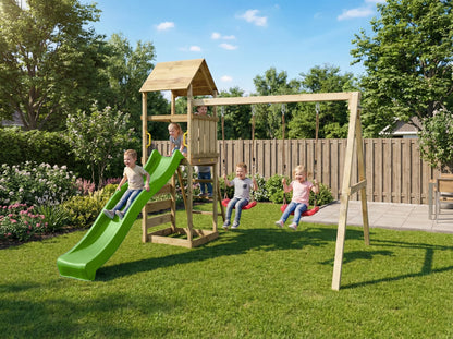 MaxPlay 2.2 Spielturm aus einer weiteren Gartenperspektive.