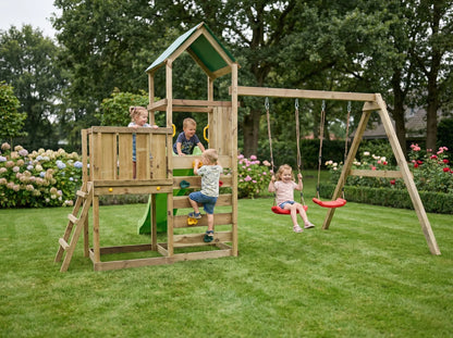 Kinder spielen am MaxPlay 3.1 Spielturm.