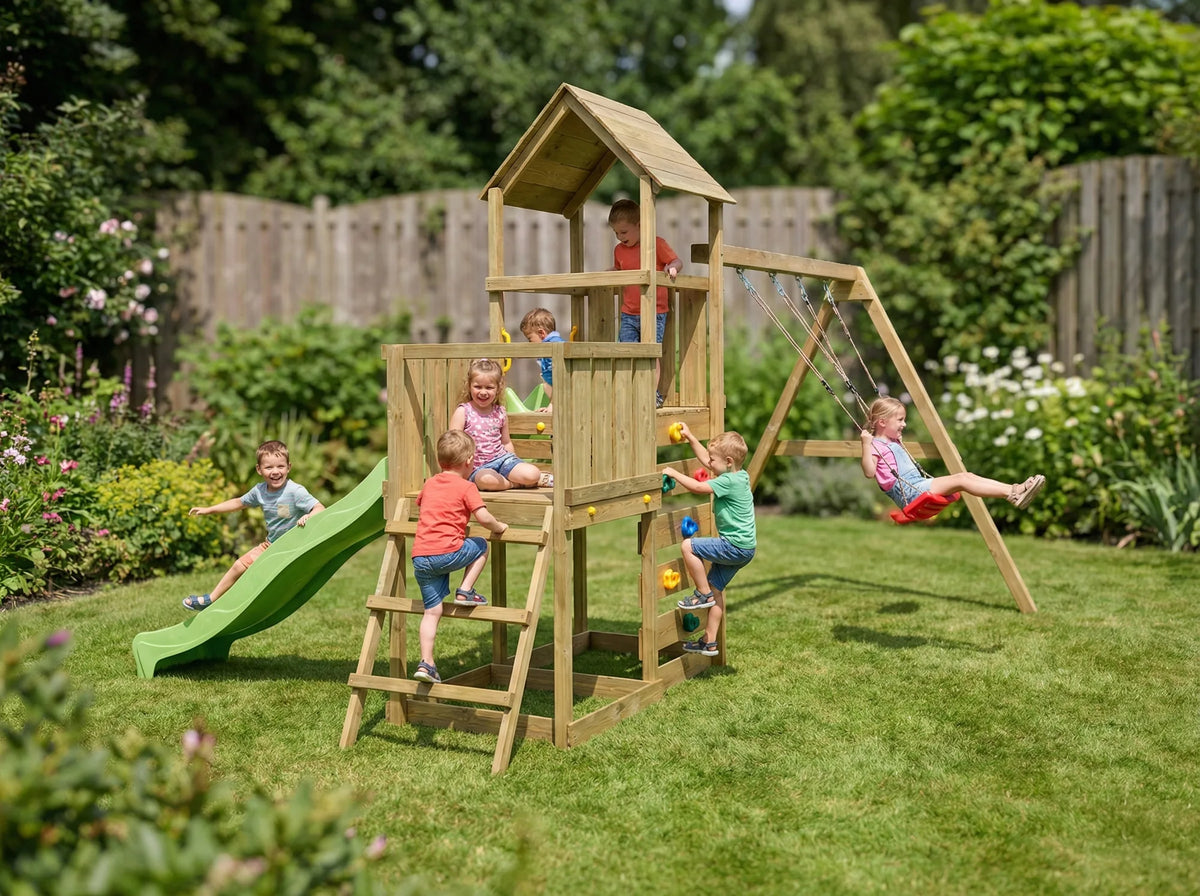 Kinder spielen am MaxPlay 3.2 Spielturm mit Holzdach.