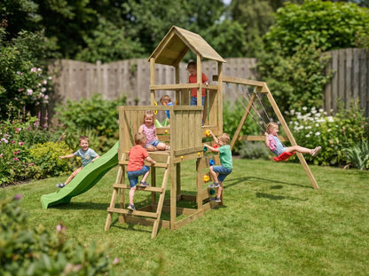Kinder spielen am MaxPlay 3.2 Spielturm mit Holzdach.