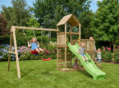 MaxPlay 3.2 Spielturm mit Schaukel und Rutsche im Garten.