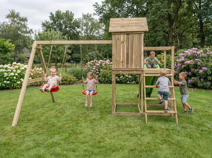 Kinder spielen am MaxPlay 5 Spielturm mit Spielhaus und Doppelschaukel.