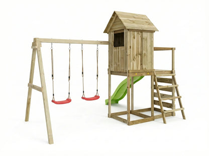 MaxPlay 5 Spielturm aus einer weiteren Gartenperspektive.