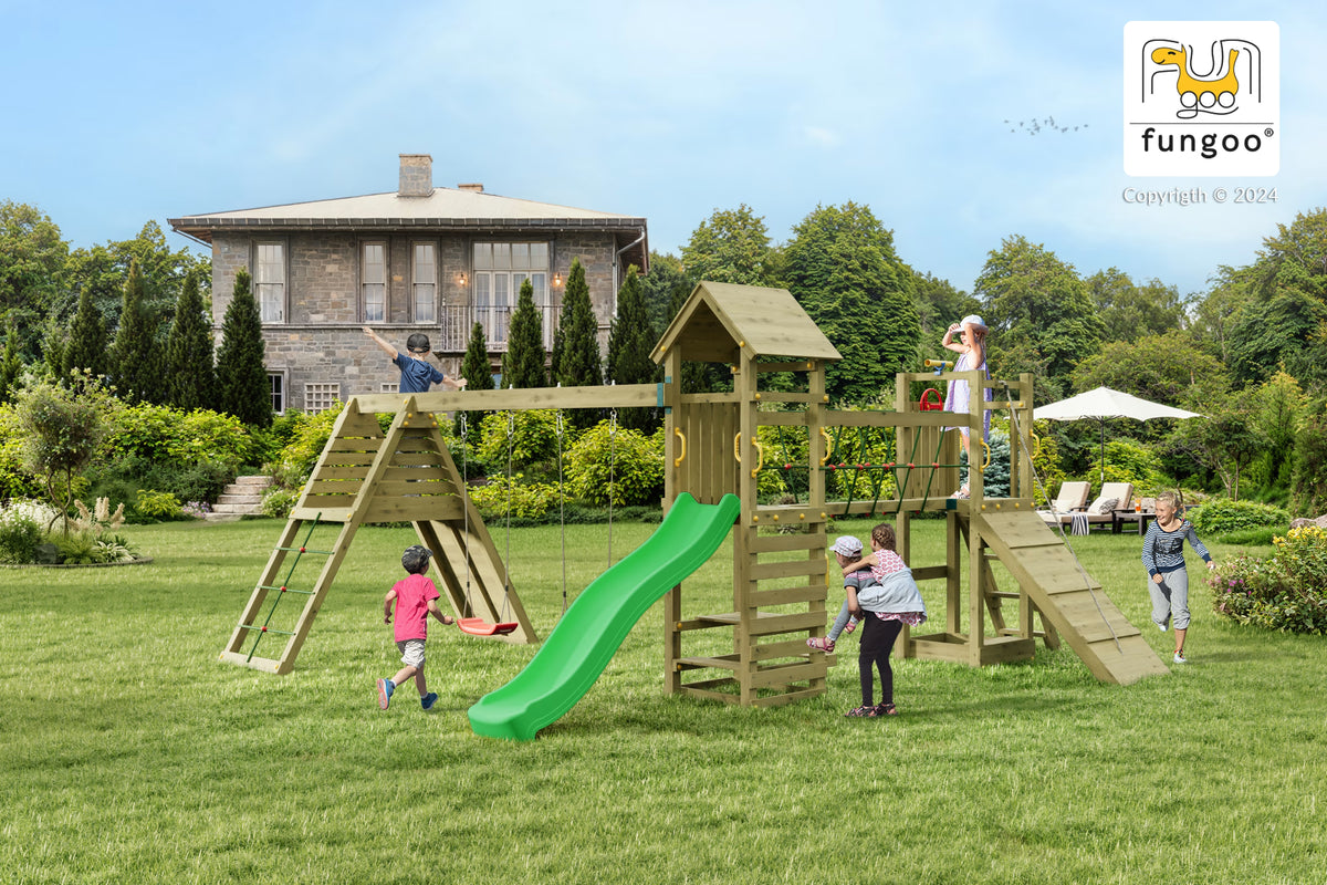 Kinder spielen am Fungoo Maxi Funny Carnival Spielturm