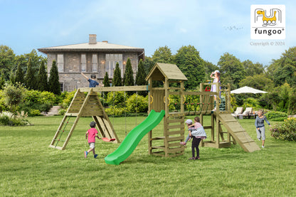 Kinder spielen am Fungoo Maxi Funny Carnival Spielturm