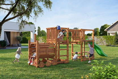 Fungoo Loco Express im Garten mit spielenden Kindern