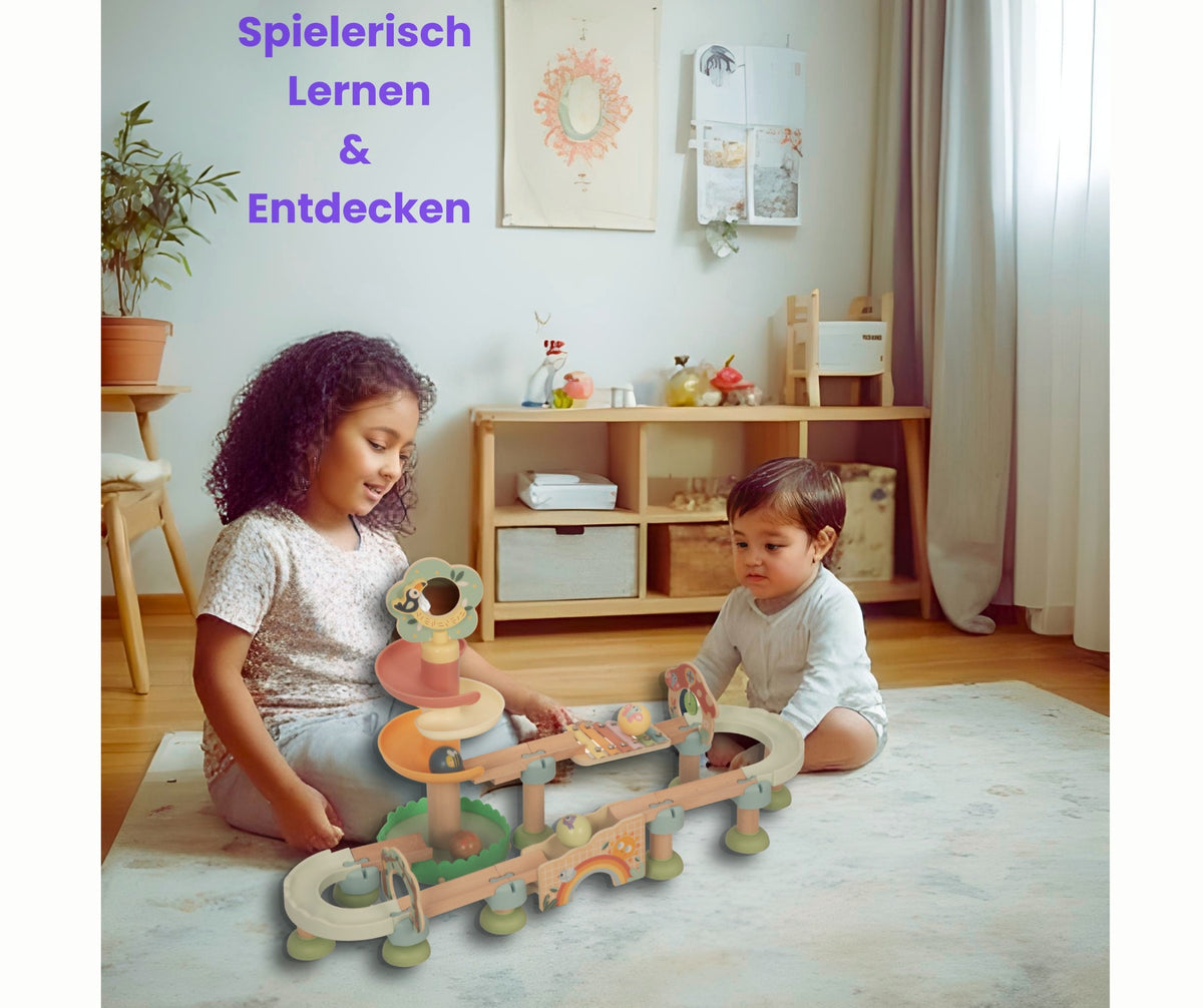 Kinder spielen gemeinsam mit der Construct4Kids Klang-Kugelbahn aus Holz