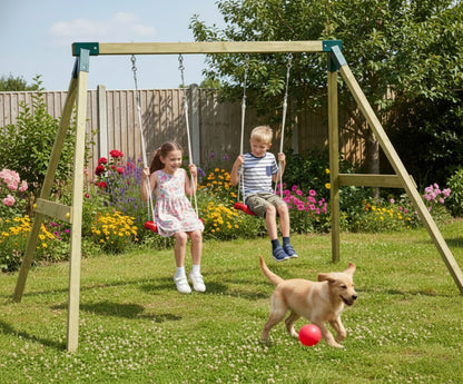 Kinder spielen an der Fungoo FLY Light Doppelschaukel