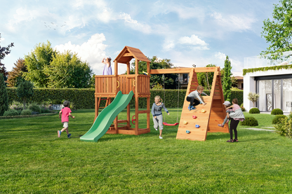 Fungoo Fluppi Spielturm mit Einzelschaukel, Rutsche und Klettermodul – Teak – Produktbild mit Kindern