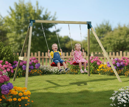 Kinder spielen gemeinsam auf der Fungoo FLY Light Doppelschaukel im Garten