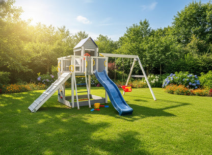 Fungoo Treehouse 3 Spielturm mit Spielhaus, Doppelschaukel und blauer Rutsche – Grau-Weiß – Produktbild mit Kindern