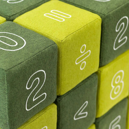 JOLLY HEAP Numo – Detail von Stoff, Nähten und aufgestickten Zahlen und Rechenzeichen