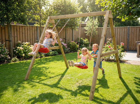 MaxPlay Doppelschaukel aus Holz mit zwei roten Schaukelsitzen im Garten