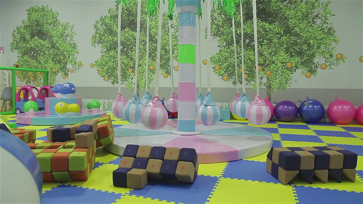 Video laden: Kinder spielen und bewegen sich mit farbigen JOLLY-HEAP-Bausteinen auf einem Indoor-Spielplatz.