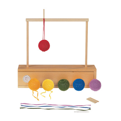 SINA Fröbel-Gabe 1 mit sechs umhäkelten Regenbogenbällen und Holzrahmen